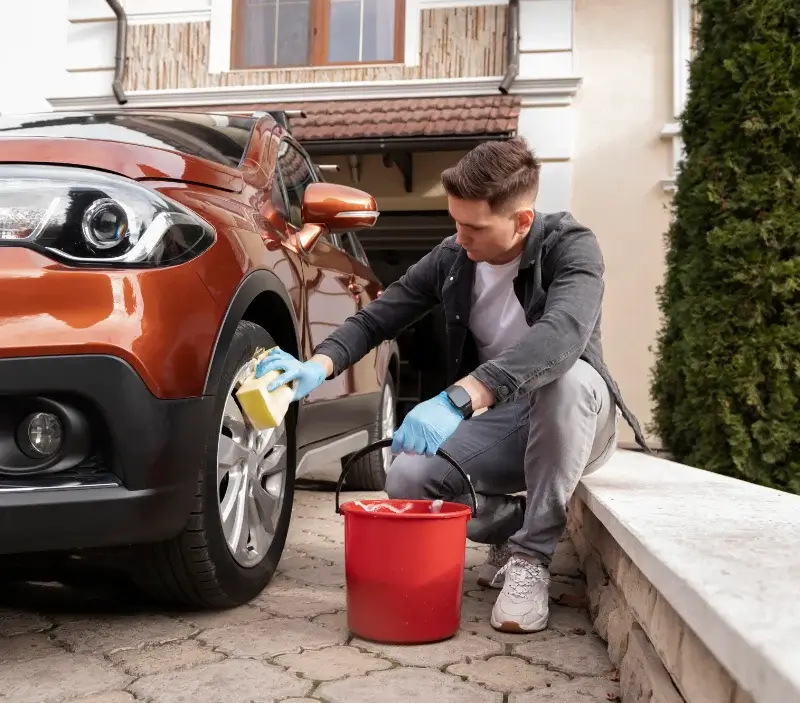 Lavage auto à domicile Tresbœuf : professionnel intervenant sur un véhicule